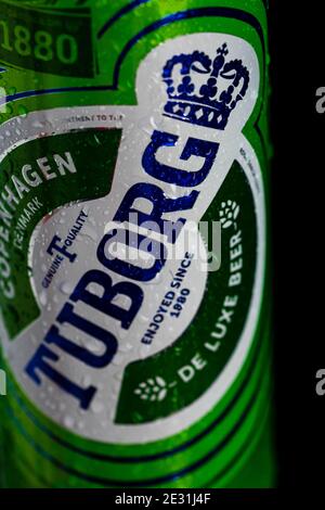 Le gocce d'acqua di condensazione sulla birra Tuborg possono essere isolate in nero. Bucarest, Romania, 2020 Foto Stock