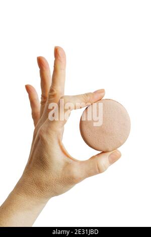 Macaroon francese a mano femmina isolato su sfondo bianco Foto Stock