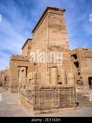 Assuan. Questo è il pilone d'ingresso a Philae il Tempio di Iside che è stato costruito dal re Tolomeo II nel 350 a.C. ad Assuan, la città nubiana sul fiume Nilo. Il tempio è stato salvato da una tomba acquatica dall'UNESCO nel 1960, quando il tempio è stato ricollocato a terra più alta pezzo per pezzo a causa dei crescenti danni all'acqua causati dall'aumento del livello dell'acqua del progetto di acqua della diga di Assuan, ora noto come lago Nasser, che prende il nome dal primo presidente egiziano. Foto Stock