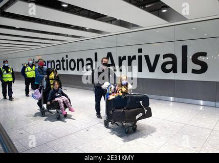 Londra, Regno Unito 16 gennaio 2021 arrivi internazionali al Terminal 5 di Heathrow. Tutti i corridoi di viaggio chiuderanno dalle ore 04:00 GMT di lunedì 18 gennaio. Successivamente, gli arrivi nel Regno Unito dovranno essere messi in quarantena per un massimo di 10 giorni, a meno che non si verifichino negativi dopo cinque giorni. Il governo ha annunciato un divieto di viaggio dal Brasile e da altri paesi sudamericani in seguito alla preoccupazione di una nuova variante di Coronavirus. Tutti gli arrivi internazionali, compresi i cittadini britannici, dovranno presentare un test negativo del Covid-19 prima di salire a bordo di un aereo, treno o barca diretto per il Regno Unito, il cui tragitto è stato effettuato fino a 72 ore prima dell'inizio del viaggio. Foto Stock