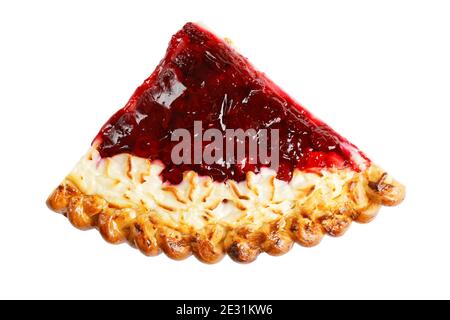 Pezzo di torta con formaggio casolare e marmellata di ciliegie isolato su bianco. Vista dall'alto. Foto Stock