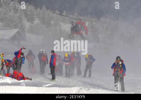 Monaco, Germania. 16 gennaio 2021. Un elicottero atterra dietro gli operai di salvataggio di montagna. Dopo gli scivoli di neve nella zona di Zugspitze, la ricerca di possibili vittime non ha dato alcuna prova di vittime sepolte. Tre elicotteri avevano cercato la zona sotto i due picchi di rifilazione dall'aria, ha detto un portavoce per il quartier generale della polizia dell'alta Baviera Sud. Credit: Thomas Sehr/dpa/Alamy Live News Foto Stock