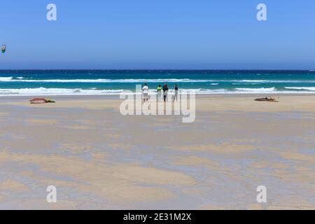 Spiaggia di Soesto (Praia de Soesto) con windsurf sulla spiaggia, la strada del faro da Laxe ad Alou, Galizia, la Coruña, Spagna Foto Stock