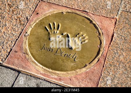 Le stampe a mano di Judi Dench si trovano di fronte al Vue West End Cinema di Leicester Square, Londra, Regno Unito Foto Stock