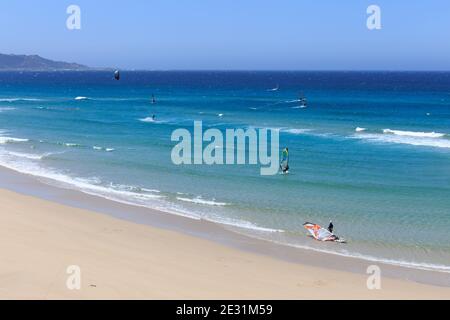 Spiaggia di Soesto (Praia de Soesto) con windsurf in acqua, la via faro da Laxe ad Alou, Galizia, la Coruña, Spagna Foto Stock