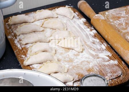 Cucina vareniki - gnocchi tradizionali ucraini con formaggio casolare. Foto Stock