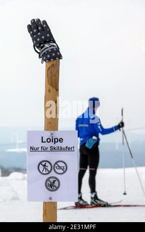 Deuselbach, Germania. 16 gennaio 2021. Gli sciatori di fondo hanno utilizzato i sentieri cancellati nel Hochwald per allenarsi. A causa della pandemia di Covid 19, solo poche persone erano fuori e circa. Credit: Harald Tittel/dpa/Alamy Live News Foto Stock