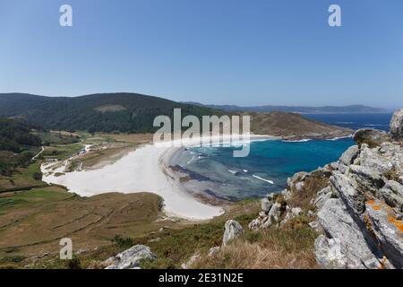 Vista della spiaggia di Soesto (Praia de Soesto) da Peton do Castro, la Via del Faro, Laxe a Arou, Galizia, Spagna Foto Stock