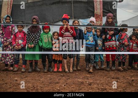 Sarmada, Siria. 16 gennaio 2021. I bambini siriani partecipano a un concorso sportivo organizzato da volontari nel campo di Baraem per sfollati interni. Credit: ANAS Alkharboutli/dpa/Alamy Live News Foto Stock