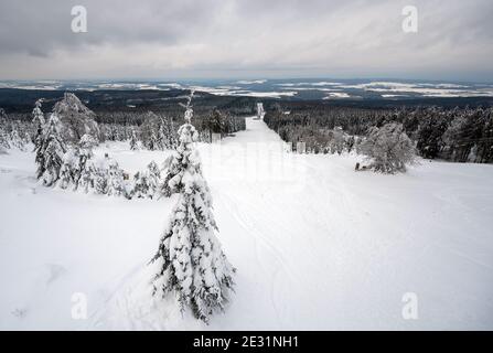 Deuselbach, Germania. 16 gennaio 2021. Nonostante le migliori condizioni per gli sport invernali, non ci sono persone sulle piste dell'Erbeskopf. Le strade di accesso sono chiuse agli automobilisti. Credit: Harald Tittel/dpa/Alamy Live News Foto Stock