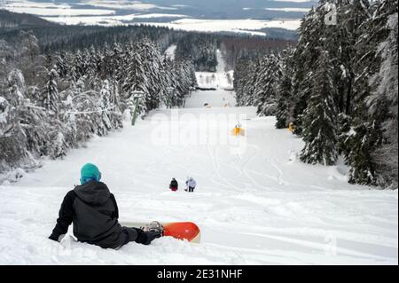 Deuselbach, Germania. 16 gennaio 2021. Gli snowboarder approfittano delle condizioni di avvizzimento dell'Erbeskopf per praticare sport. A causa della pandemia del Covid 19, solo poche persone erano fuori e circa. Le strade di accesso all'area degli sport invernali erano chiuse agli automobilisti. Credit: Harald Tittel/dpa/Alamy Live News Foto Stock