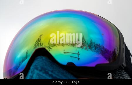 Deuselbach, Germania. 16 gennaio 2021. Gli alberi innevati si riflettono negli occhiali di protezione di uno snowboarder sulla cima dell'Erbeskopf. A causa della pandemia di Covid 19, solo poche persone erano fuori e circa lì. Le strade di accesso all'area degli sport invernali erano chiuse agli automobilisti. Credit: Harald Tittel/dpa/Alamy Live News Foto Stock