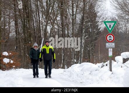 Deuselbach, Germania. 16 gennaio 2021. Gabriela e Joachim da Morbach-Hunolstein escursione in mano nel Parco Nazionale di Hunsrück-Hochwald. A causa della pandemia di Covid 19, solo poche persone erano fuori e circa. Credit: Harald Tittel/dpa/Alamy Live News Foto Stock