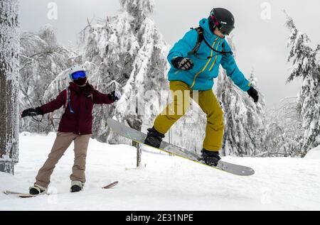 Deuselbach, Germania. 16 gennaio 2021. Gli snowboarder approfittano delle condizioni di avvizzimento dell'Erbeskopf per praticare sport. A causa della pandemia del Covid 19, solo poche persone erano fuori e circa. Le strade di accesso all'area degli sport invernali erano chiuse agli automobilisti. Credit: Harald Tittel/dpa/Alamy Live News Foto Stock