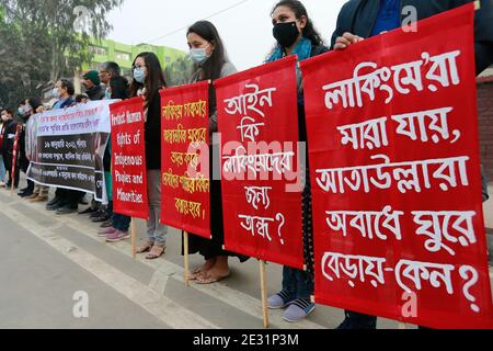 Dhaka, Bangladesh. 16 gennaio 2021. Chiedendo giustizia per la morte della ragazza indigena del Bangladesh Lakingme Chakma, cinque organizzazioni per i diritti umani, delle donne e delle minoranze hanno protestato di fronte al Parlamento nazionale, a Dhaka, Bangladesh, il 16 gennaio 2021. L'anno scorso, Lakingme Chakma di Teknaf, 14 anni, è stato rapito, convertito all'Islam, sposato con uno dei suoi rapitori, prima di essere infine assassinato. Credit: Suvra Kanti Das/ZUMA Wire/Alamy Live News Foto Stock