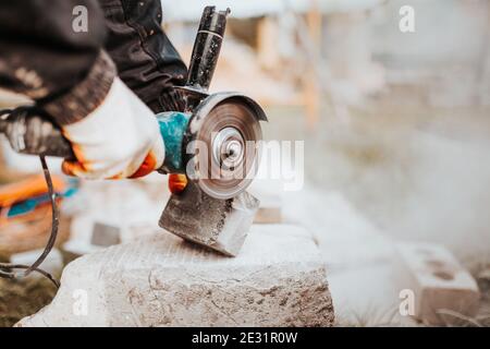 Lavorazione calcestruzzo e posa pietra per pavimentazione - finitura esterna di il sito vicino alla casa - sostituzione di asfalto Foto Stock