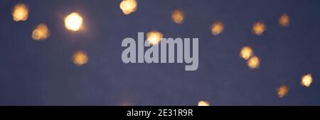 Gold bokeh stelle su sfondo viola. Sfondo con glitter giallo. Consistenza dorata Foto Stock Gold bokeh stelle su sfondo viola. Sfondo con glitter giallo. Consistenza dorata Foto Stock