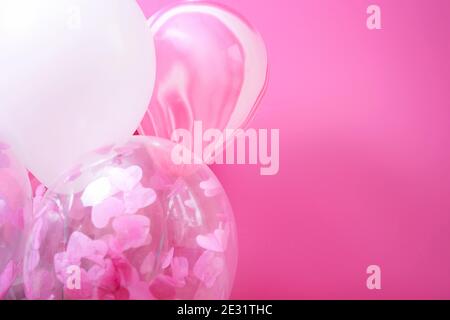 Primo piano palloncini rosa pastello su sfondo grigio con spazio