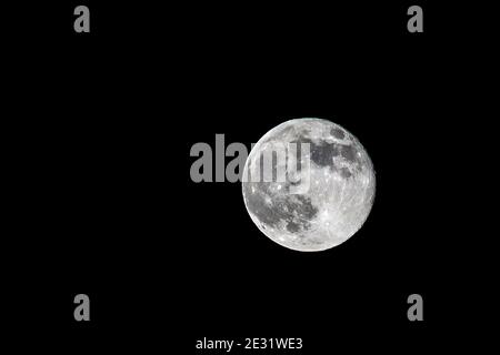 Una luna piena estate vista dalle montagne del Colorado. Foto Stock