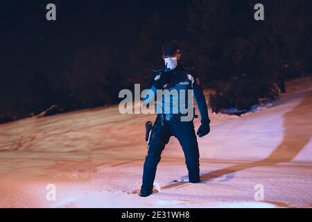 polizia in una missione meritevole durante la grande nevicata Foto Stock
