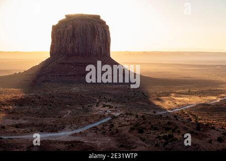 La famosa e iconica formazione rocciosa Merrick Butte retroilluminata all'alba nel Monument Valley Navajo Tribal Park, Arizona e Utah, USA Foto Stock