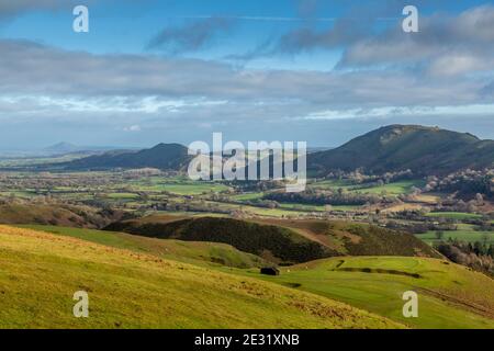 Vista dal Long Mynd, Shropshire, Inghilterra, verso Caer Caradoc, il Lawley, con il Wrekin in lontananza. Foto Stock