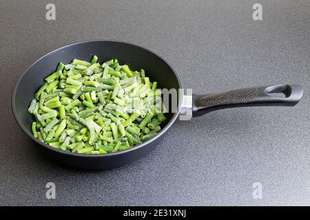 Fagiolo verde macinato sulla padella pronto per la frittura Foto Stock