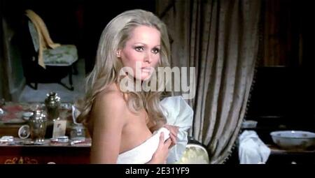 RED SUN 1971 National General Pictures film con Ursula Andress Foto Stock