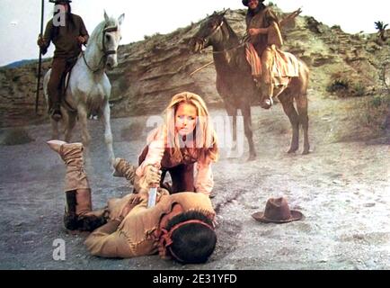 RED SUN 1971 National General Pictures film con Ursula Andress Foto Stock