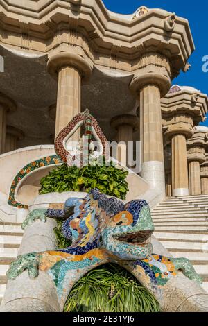 Salamander a mosaico multicolore di Gaudi, Park Guell, Barcellona, Catalogna, Spagna Foto Stock