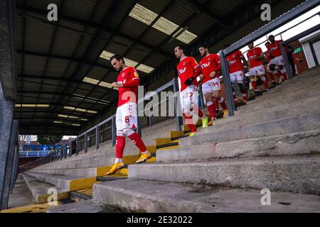 I giocatori di Charlton Athletic tornano in campo dopo metà tempo attraverso lo stand, durante la partita Sky Bet League One al Memorial Stadium di Bristol. Foto Stock
