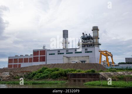 Una centrale elettrica sulla riva del fiume Meghna ad Ashuganj, Brahmanbaria, Bangladesh. Foto Stock