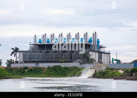 Una centrale elettrica sulla riva del fiume Meghna ad Ashuganj, Brahmanbaria, Bangladesh. Foto Stock