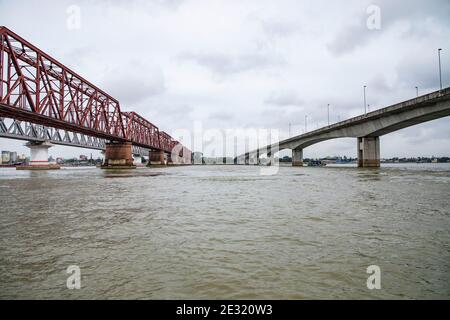 Il Syed Nazrul Islam Bridge e la ferrovia di Bhairab ponti sul fiume Meghna, Bangladesh. Foto Stock