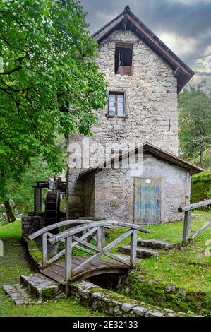 Antico mulino ad acqua nelle Dolomiti Foto Stock