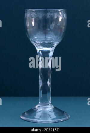 Bicchiere cordiale con piede conico a stelo sfaccettato c)1760 ciotola ha una decorazione a stella sul bordo Foto Stock