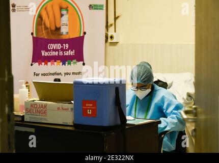 Nuova Delhi, India. 16 gennaio 2021. Operatore sanitario durante la campagna di vaccinazione contro la malattia del coronavirus (COVID-19) al Primus Super Specialty Hospital di New Delhi, India, 16 gennaio 2021. Il primo ministro Narendra modi Sabato ha lanciato l'India Covid-19 vaccinazione drive, il più grande esercizio di inoculazione del mondo contro il nuovo coronavirus. In un discorso virtuale, PM modi ha reso omaggio a scienziati e operatori sanitari, che sono stati in prima linea della pandemia. Credit: David Talukdar/Alamy Live News Credit: David Talukdar/Alamy Live News Foto Stock