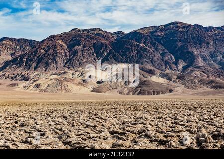 Death Valley, California, USA: 17 dicembre 2018: Viste panoramiche del campo da golf Devils, la catena montuosa Panamint situata all'interno della Valle della morte Foto Stock