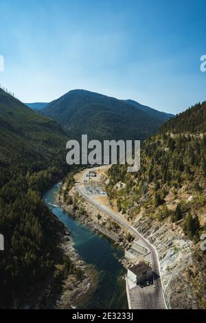 Giù per il fiume Flathead dalla cima di Hungry Horse Diga nelle montagne boscose del Montana Foto Stock