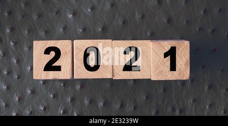 2021 nuovo anno su cubetti di legno su fondo di pelle rossa. Concetto di radulazione NY. Foto Stock