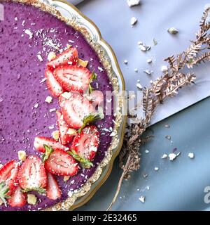 Deliziosa cheesecake con mirtilli e fragole, primo piano. Foto Stock