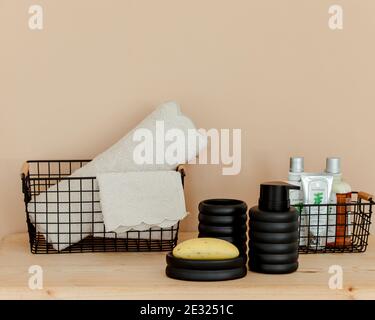 Bellissima foto di accessori da bagno su sfondo marrone Foto Stock