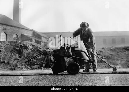 Gran Bretagna 1953 spazzatrice stradale a Dudley nel Black Country, West Midlands, Regno Unito Foto Stock