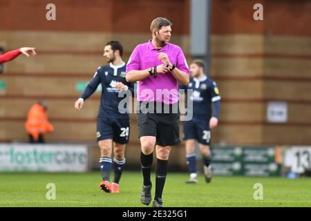 LONDRA, INGHILTERRA. 16 GENNAIO: L'arbitro Brett Huxtable durante la partita Sky Bet League 2 tra Leyton Orient e Morecambe al Matchroom Stadium di Londra sabato 16 gennaio 2021. (Credit: Ivan Yordanov | MI News) Credit: MI News & Sport /Alamy Live News Foto Stock