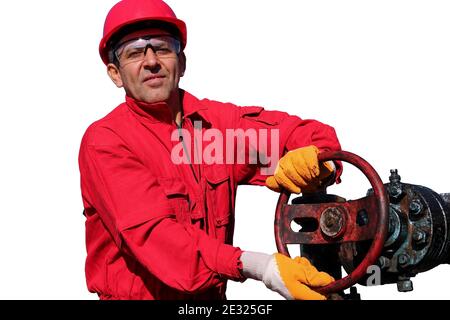 Ritratto di un lavoratore al pozzo di olio del martinetto della pompa. Operaio di petrolio in tute rosse e indumenti protettivi personali guardando la macchina fotografica. Foto Stock