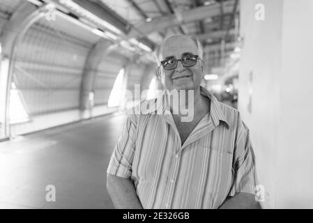 Uomo turistico anziano in sovrappeso che esplora la città di Bangkok, Thailandia Foto Stock