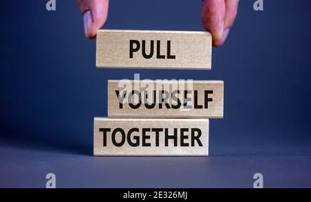 Tira insieme il simbolo. Blocchi di legno con parole 'tirarsi insieme'. Splendido sfondo grigio. Spazio di copia. Business, motivazionale e pu Foto Stock