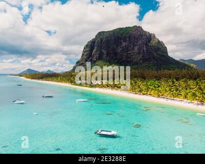 Spiaggia di lusso con le Morne montagna a Mauritius. Spiaggia con palme e oceano limpido. Vista aerea Foto Stock