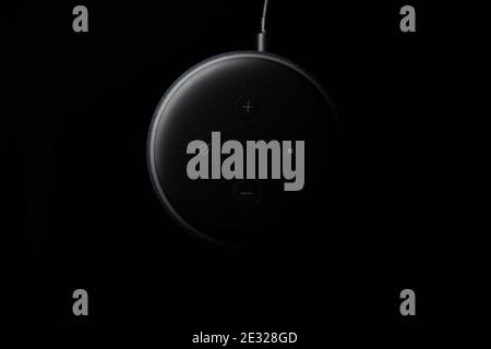 Londra, Regno Unito - Dicembre 19 2020: Primo piano di un altoparlante intelligente Amazon Echo Dot con assistente vocale Alexa integrato su sfondo nero. Foto Stock