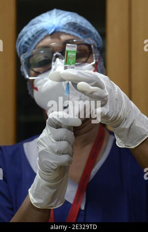 Kolkata, India. 16 gennaio 2021. Medic inforna la siringa con il vaccino COOVID 19 in un centro sanitario durante la campagna di vaccinazione COVID 19. (Foto di Ved Prakash/Pacific Press) Credit: Pacific Press Media Production Corp./Alamy Live News Foto Stock